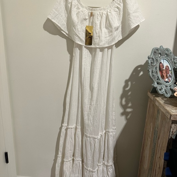 Elegant White Off-Shoulder Maxi Dress - Picture 3 of 10
